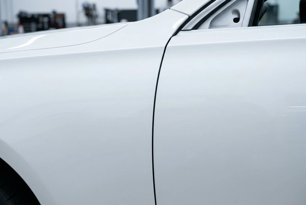 Dieselbe Seitenpartie mit glattem Blech und gleichmäßiger Spaltmaßkante